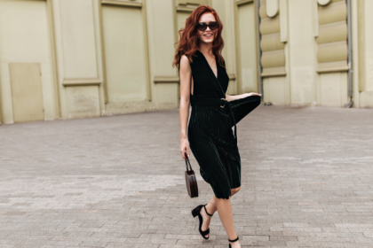 Vestidos midi da Zara: elegância acessível que domina os últimos dias do verão 2026