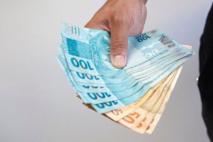 Salário mínimo 2026 e economia: renda no limite expõe pressão sobre o consumo básico no Brasil