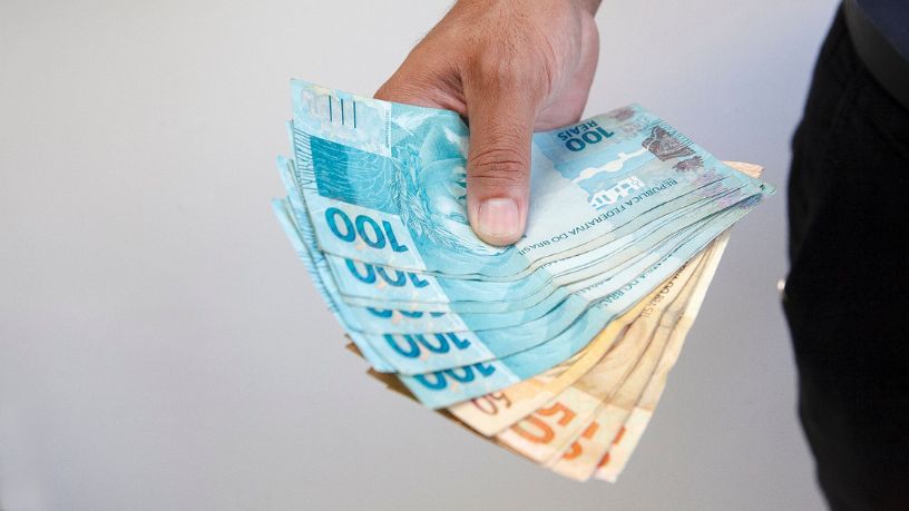Salário mínimo 2026 e economia: renda no limite expõe pressão sobre o consumo básico no Brasil