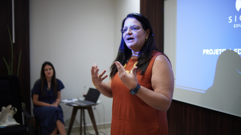 A sala de aula invertida aplicada com livros paradidáticos amplia a participação e autonomia dos alunos. Sigma Educação e Tecnologia Ltda destaca o potencial dessa metodologia.
