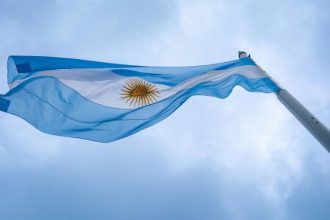 Sob Milei, consumo de produtos estrangeiros na Argentina cresce 55% e revela nova dinâmica econômica