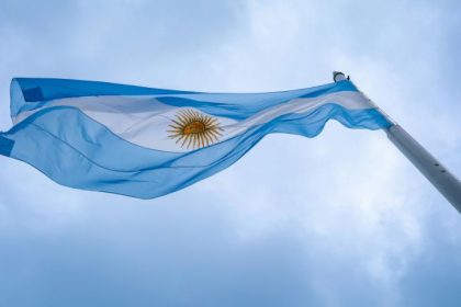 Sob Milei, consumo de produtos estrangeiros na Argentina cresce 55% e revela nova dinâmica econômica